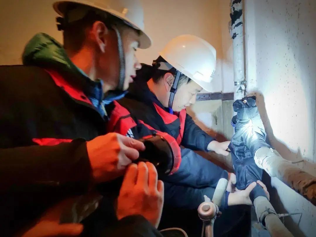 防寒防冻 best365英国官网人在行动 2 | best365英国官网水表助力冰冻抢险